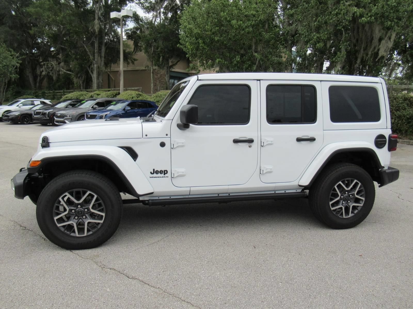 Used 2025 Jeep Wrangler Unlimited Sahara w/ Technology Group AWD/4WD image 5