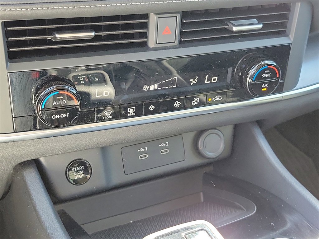 Used 2024 Nissan Rogue SV image 29