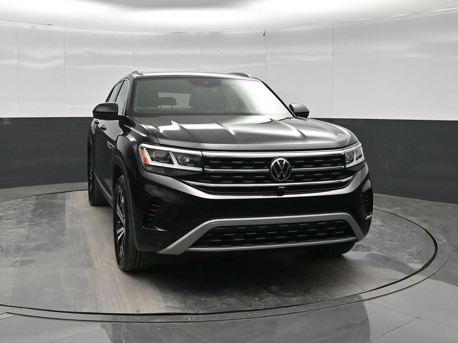 Used 2021 Volkswagen Atlas Cross Sport SEL Premium AWD/4WD image 2