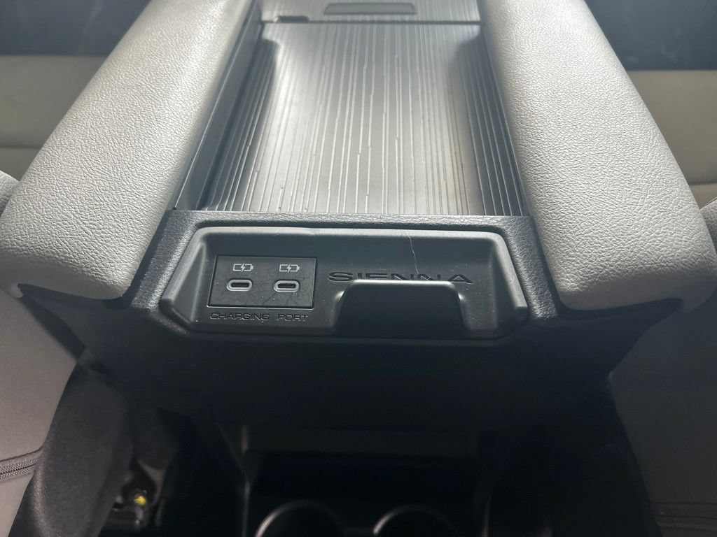 Used 2025 Toyota Sienna XLE FWD image 30