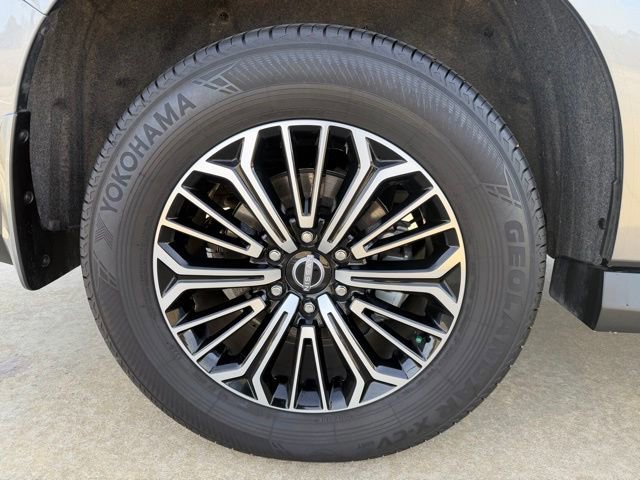 Used 2025 Nissan Armada SL w/ Captain's Chari Seat Package image 9