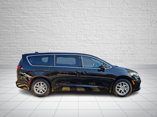 Used 2024 Chrysler Pacifica Touring-L FWD image 7