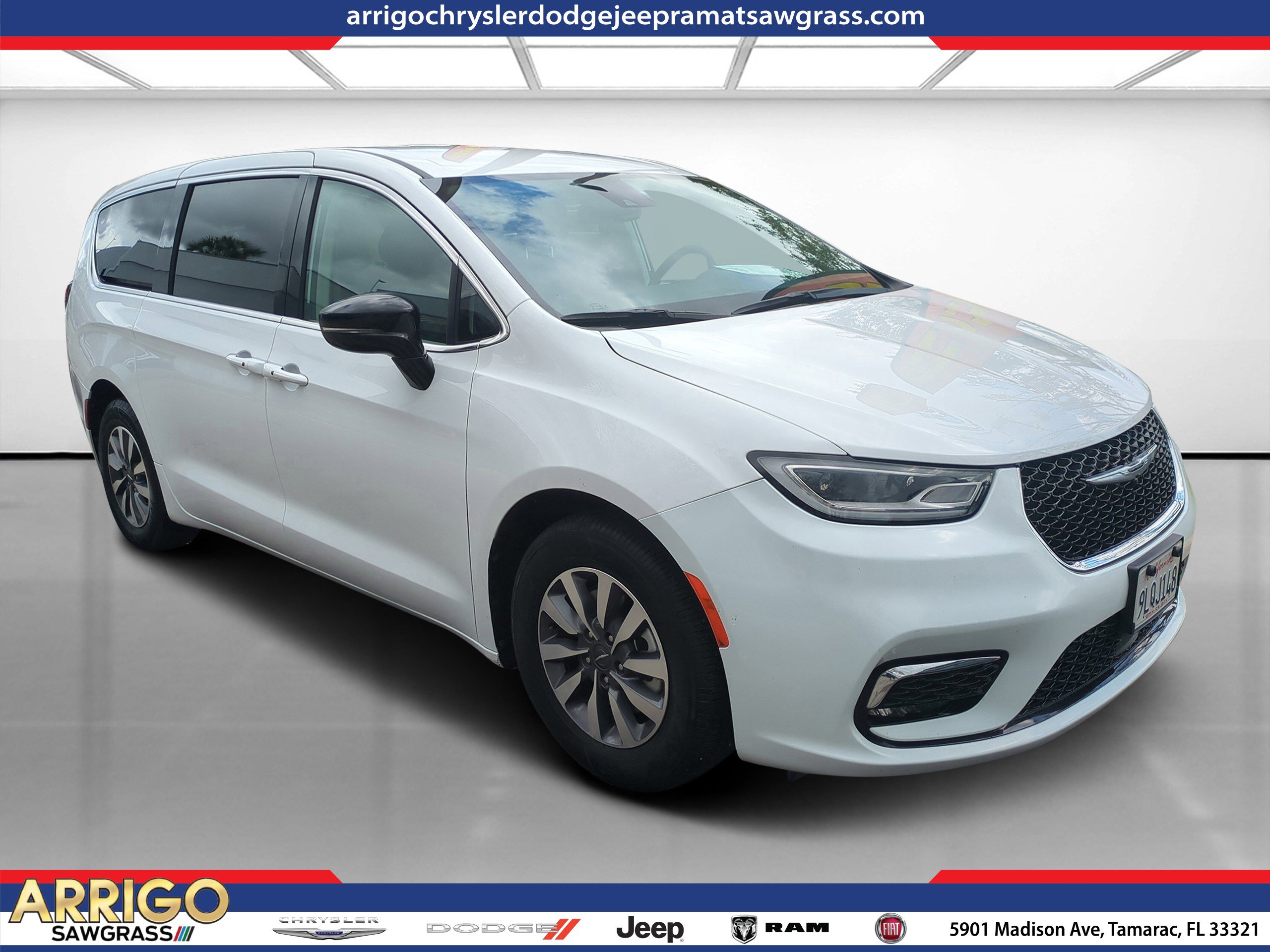 Certified 2024 Chrysler Pacifica Select image 1