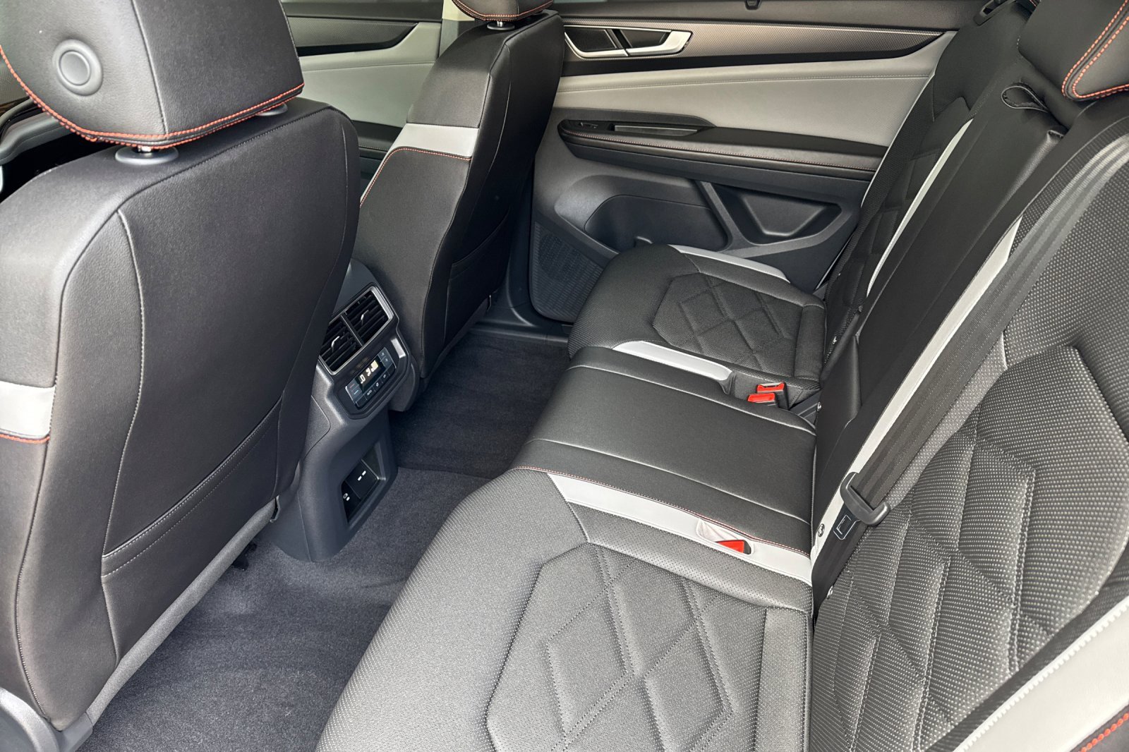 New 2025 Volkswagen Atlas Peak Edition SE image 10