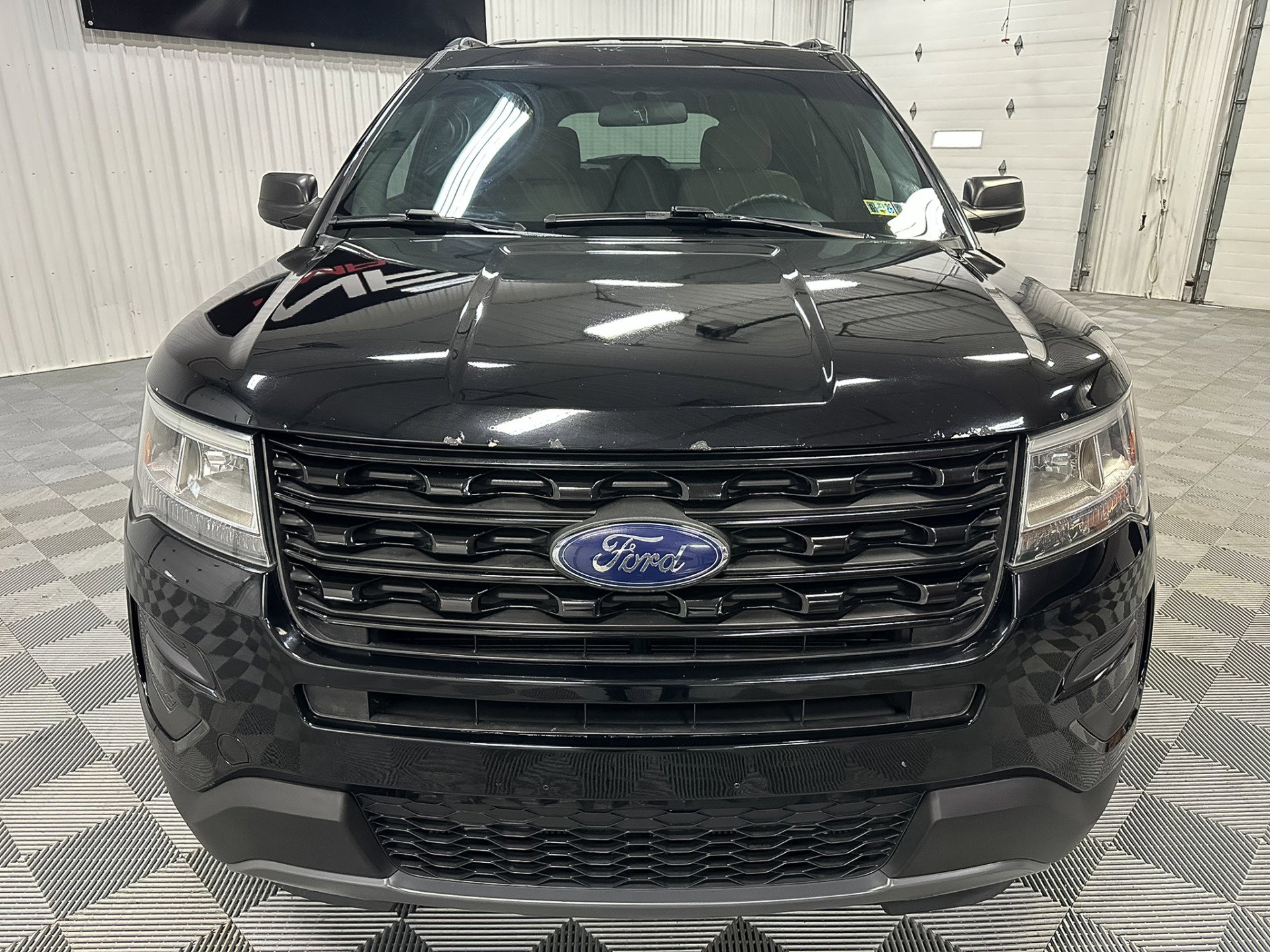 Used 2017 Ford Explorer XLT image 4