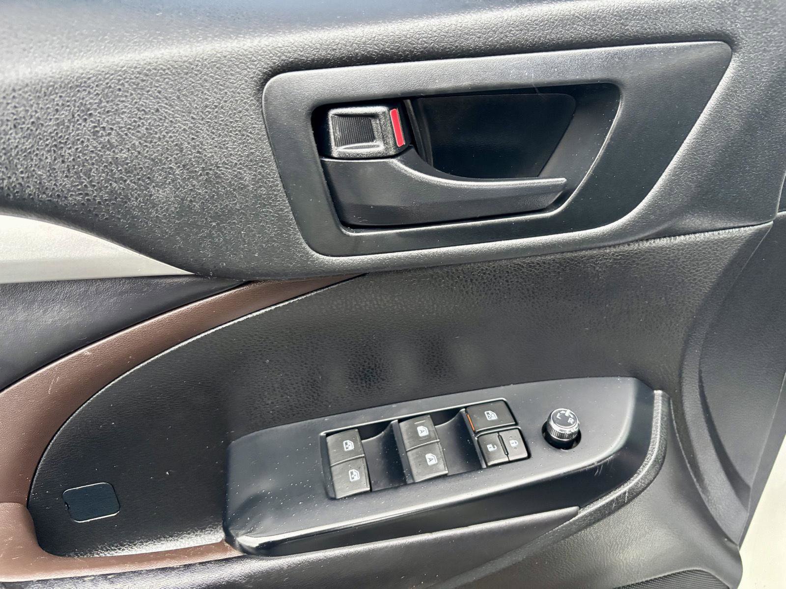 Used 2018 Toyota Highlander Plus AWD/4WD image 20