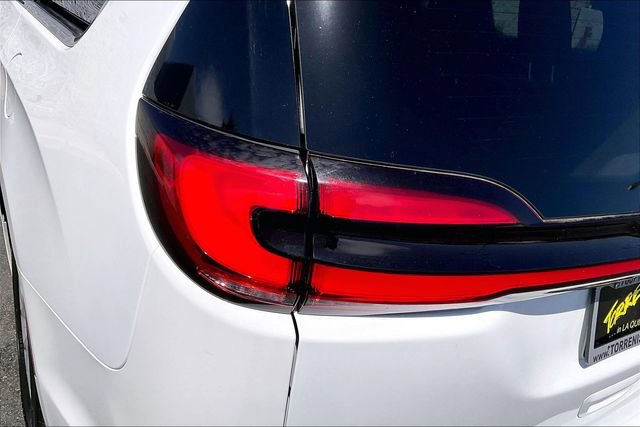 Used 2023 Chrysler Pacifica Touring-L FWD image 28