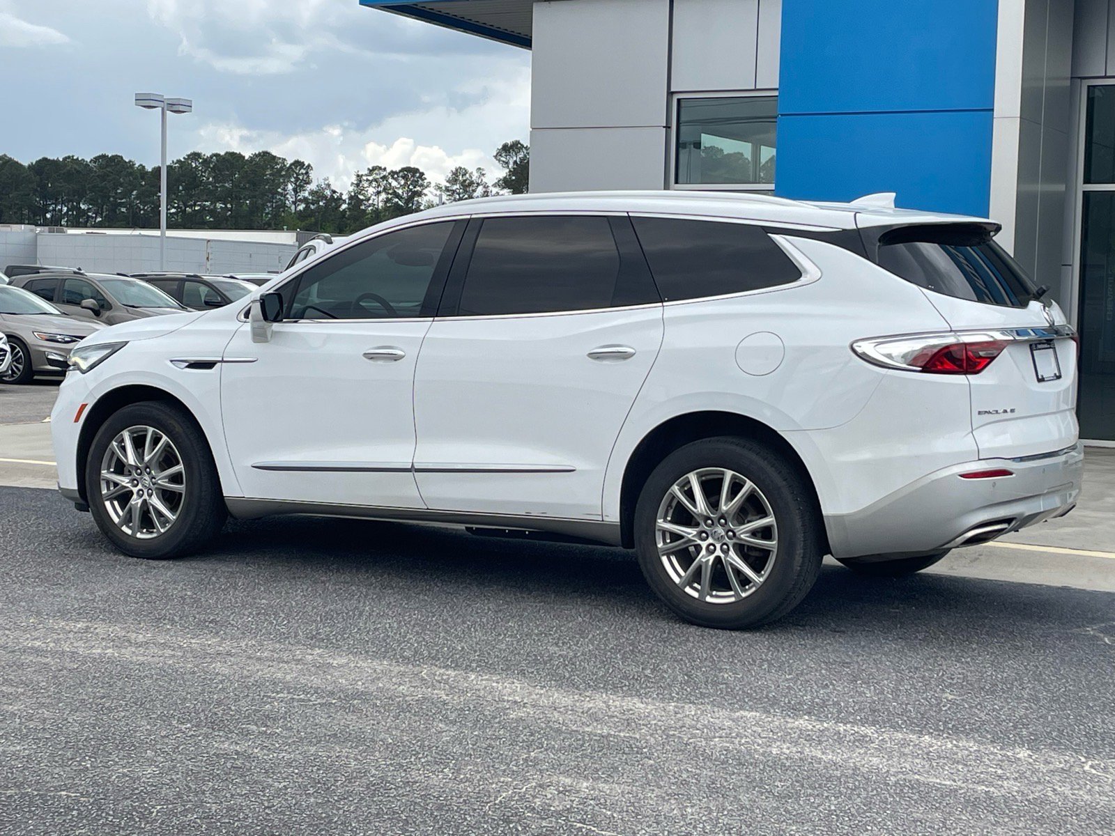 Used 2023 Buick Enclave Essence w/ Experience Buick Package FWD image 3