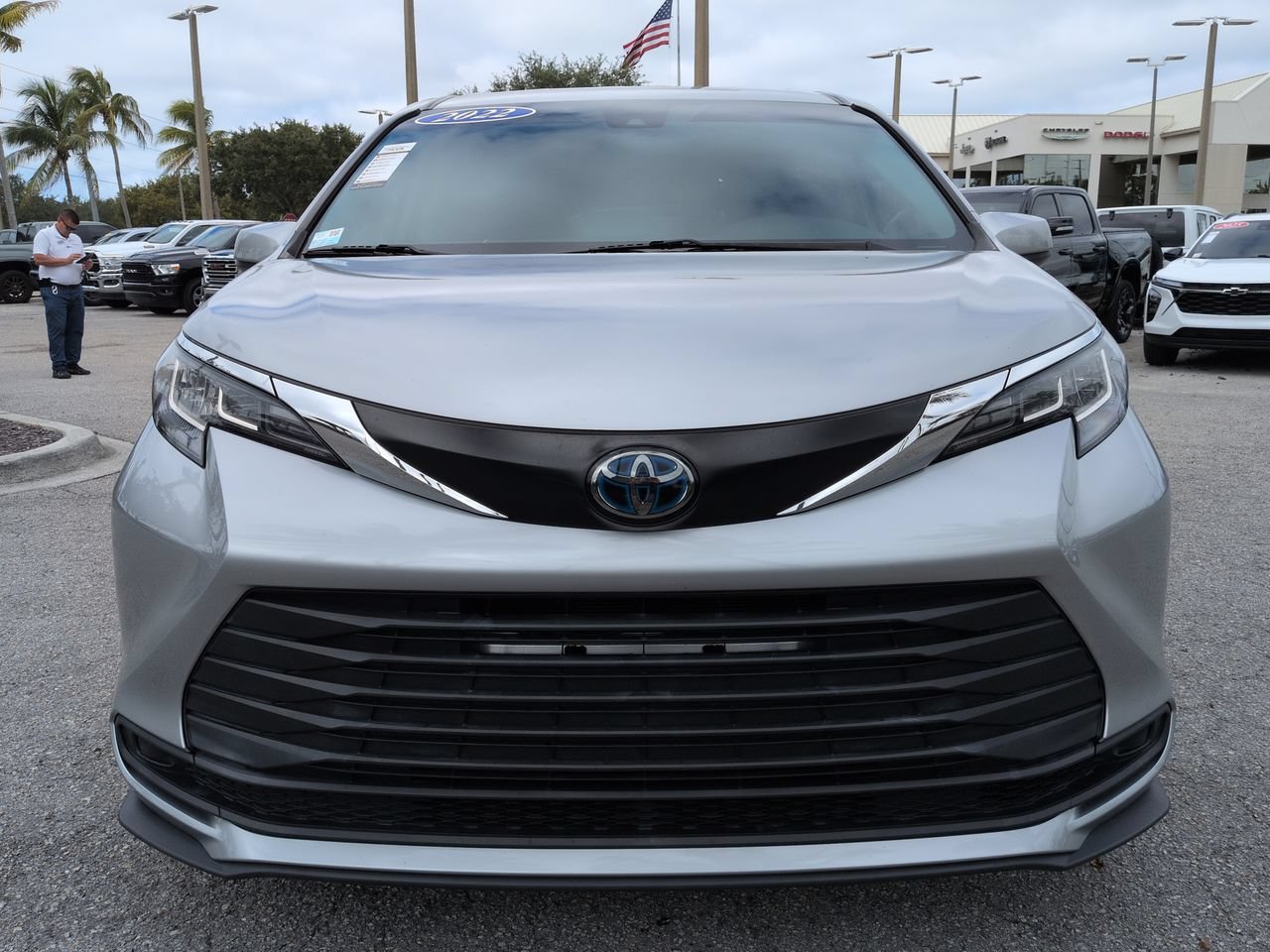 Used 2022 Toyota Sienna LE AWD/4WD image 3