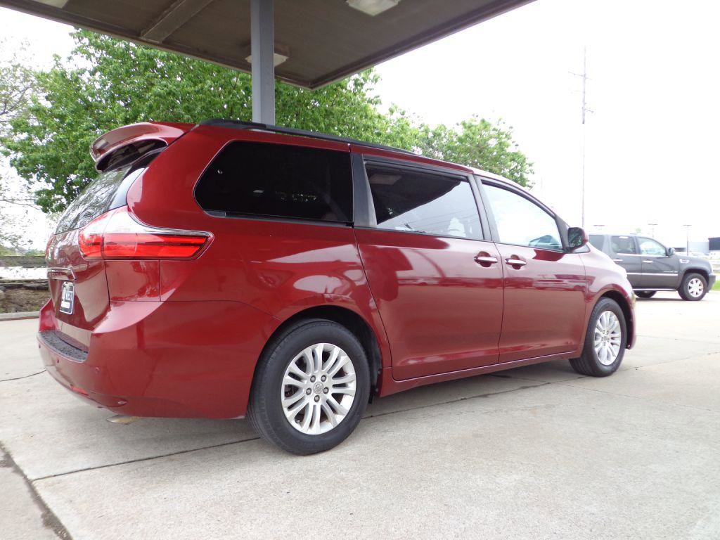 Used 2015 Toyota Sienna XLE w/ XLE Navigation Package FWD image 4