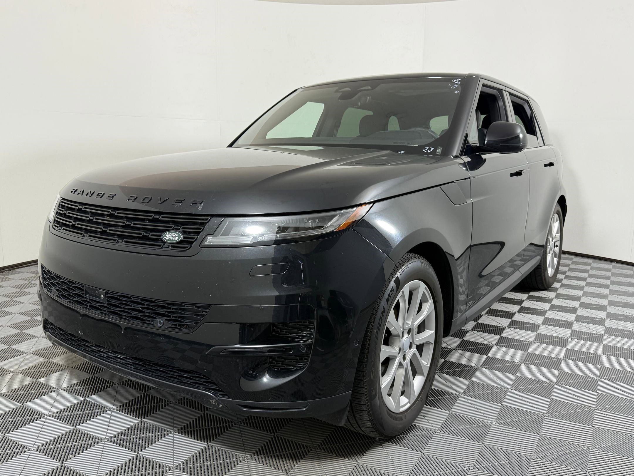 Used 2025 Land Rover Range Rover Sport SE AWD/4WD image 1