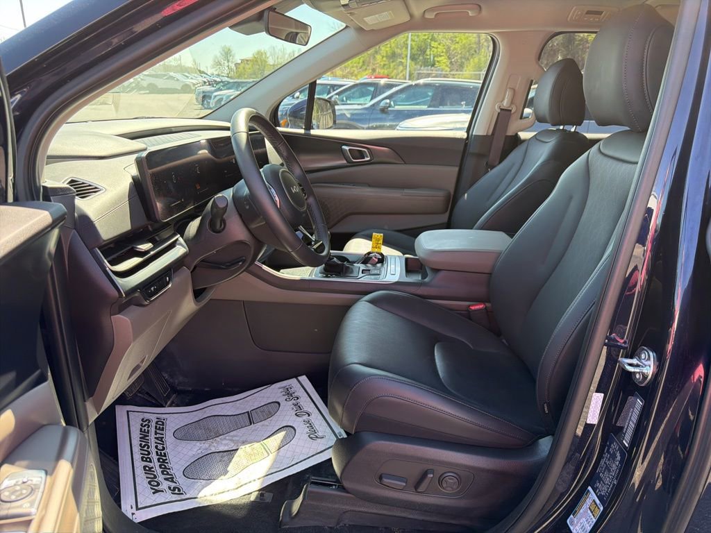 Certified 2025 Kia Carnival image 9
