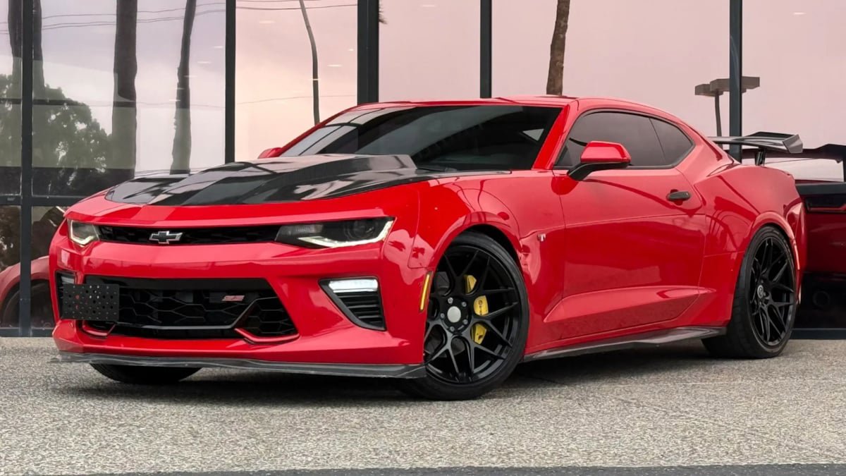 Used 2016 Chevrolet Camaro SS RWD image 2