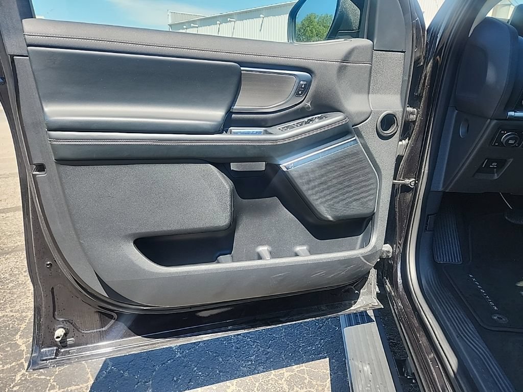 Used 2025 Ford Expedition Max Platinum AWD/4WD image 28