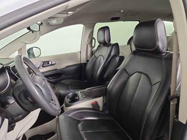 Used 2023 Chrysler Pacifica Touring-L image 13