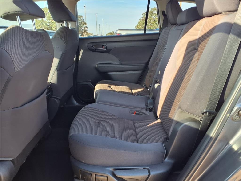 Used 2023 Toyota Highlander LE image 4