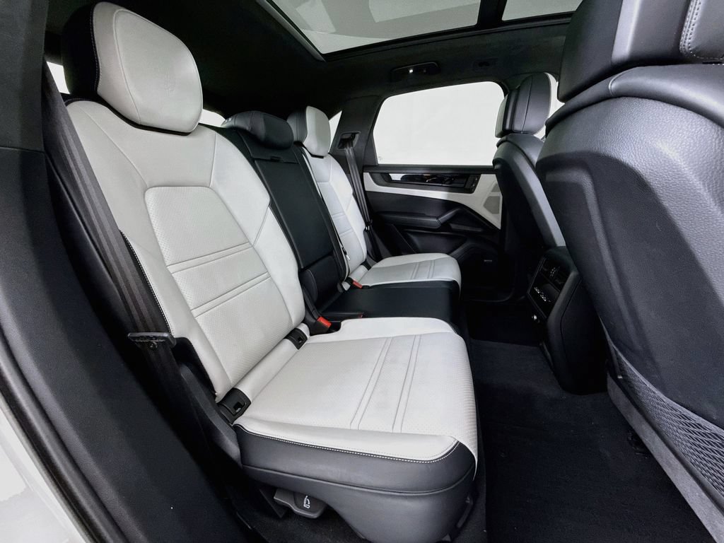 Certified 2025 Porsche Cayenne GTS AWD/4WD image 29
