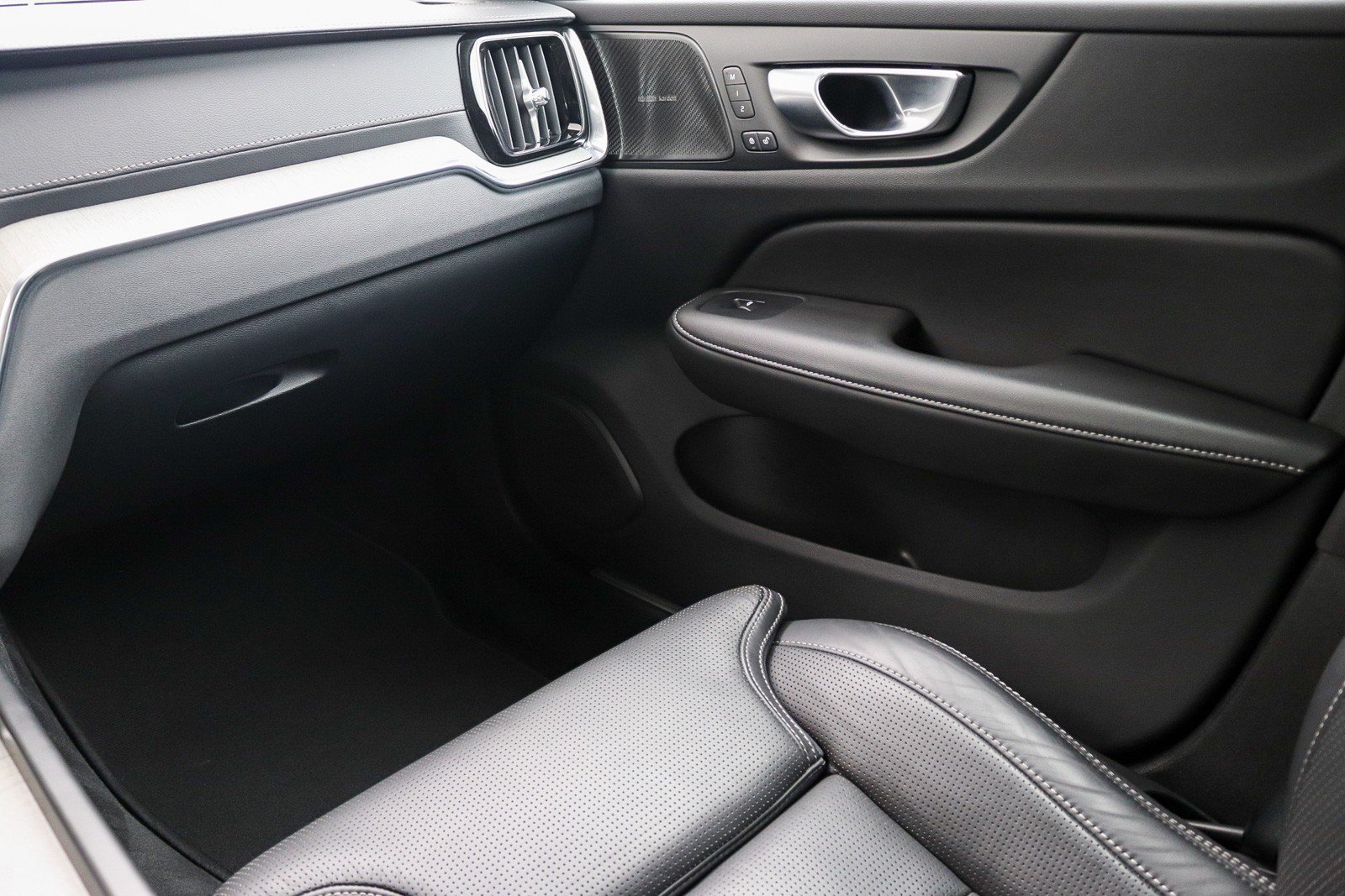 Used 2024 Volvo V60 B5 Cross Country Ultimate w/ Protection Package Premier AWD/4WD image 27