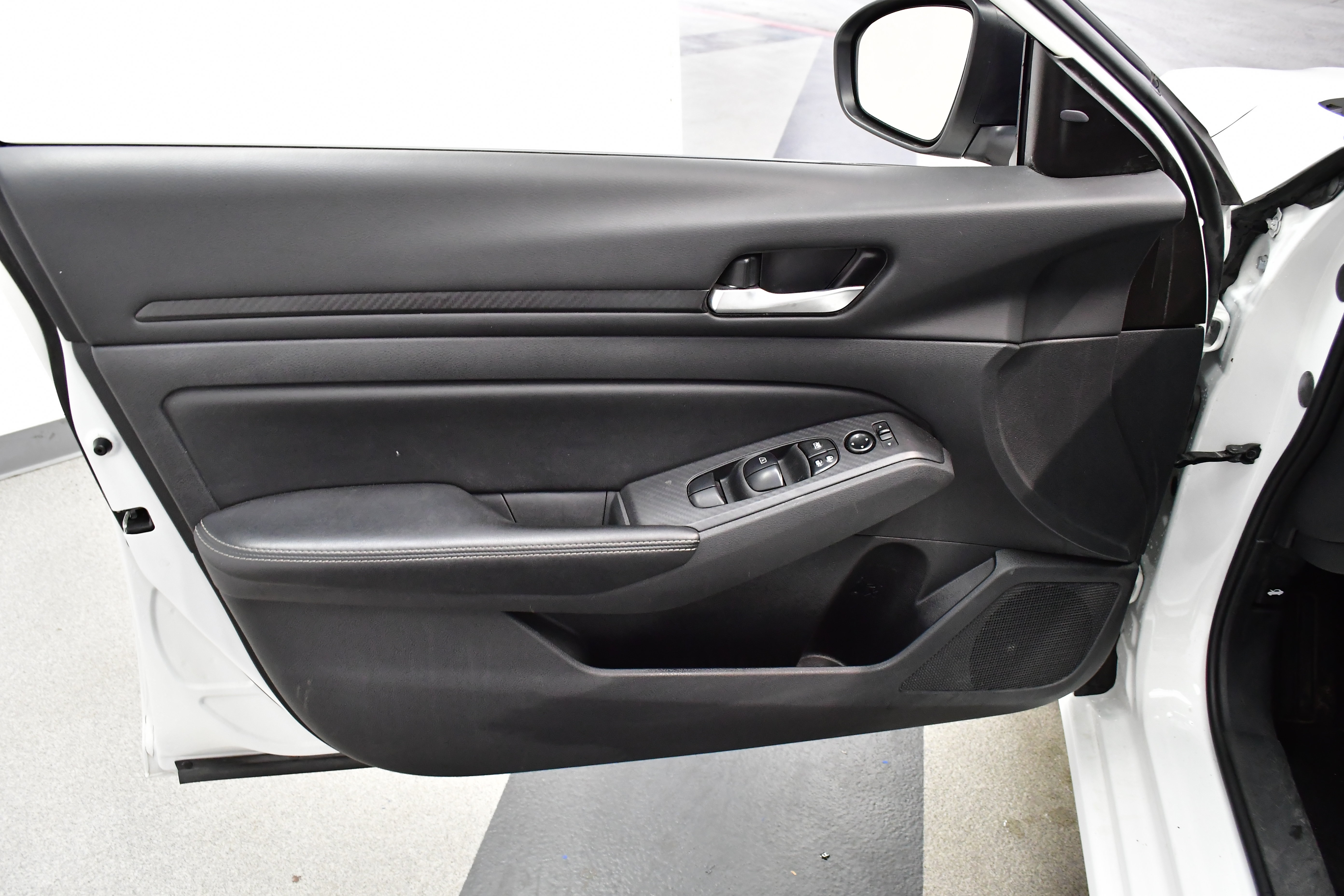 Used 2025 Nissan Altima 2.5 SV FWD image 18