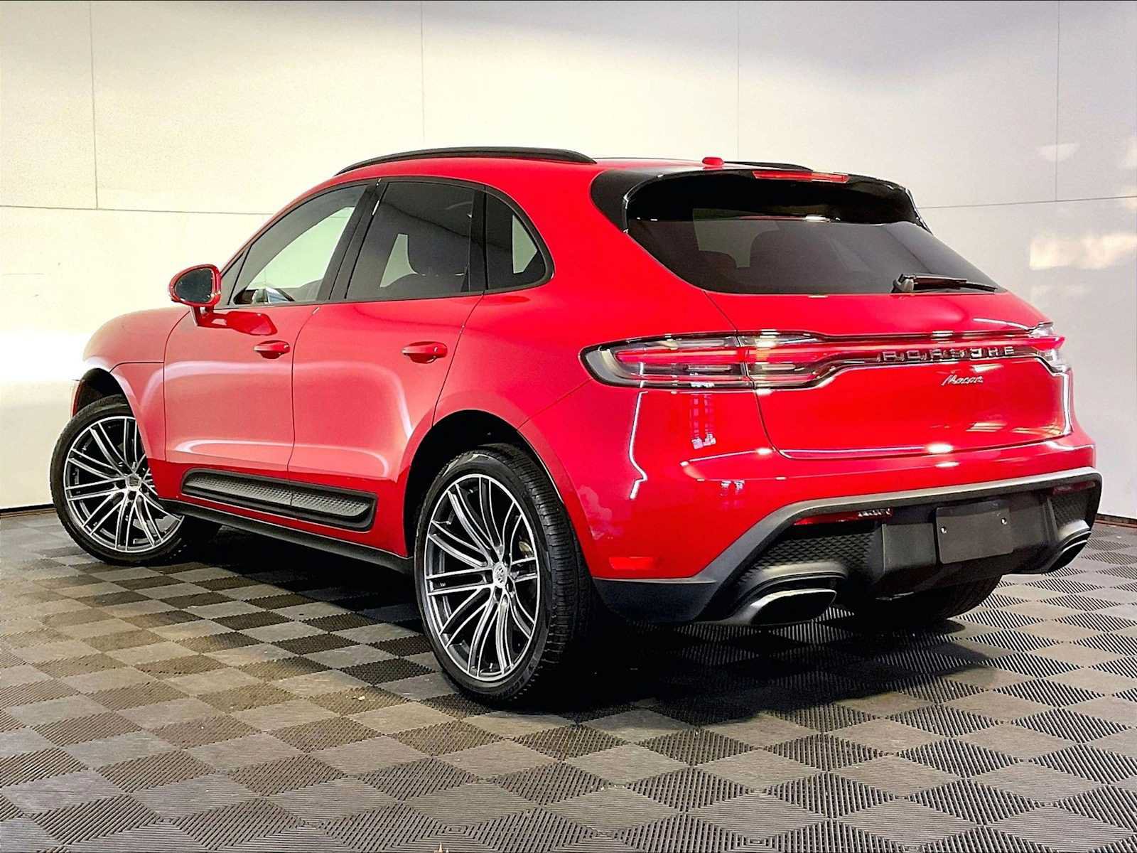 Certified 2023 Porsche Macan AWD/4WD image 3