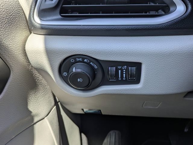 Used 2024 Chrysler Pacifica Touring-L FWD image 28