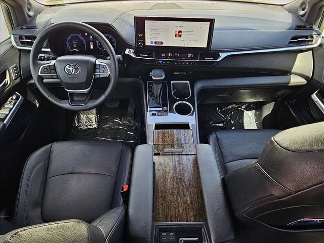 Used 2025 Toyota Sienna Limited image 18
