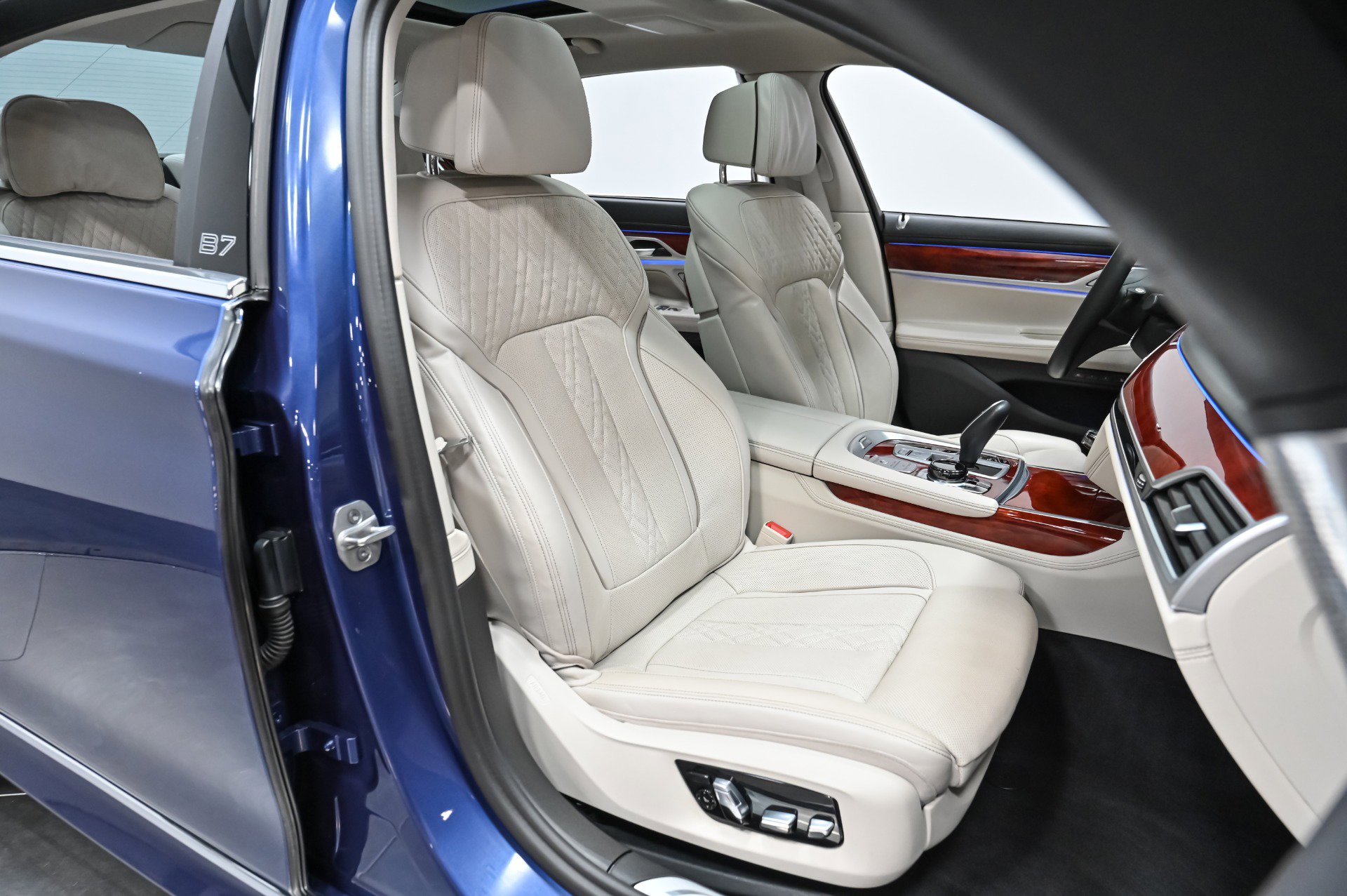 Used 2022 BMW ALPINA B7 xDrive w/ Luxury Rear Seating Package image 44