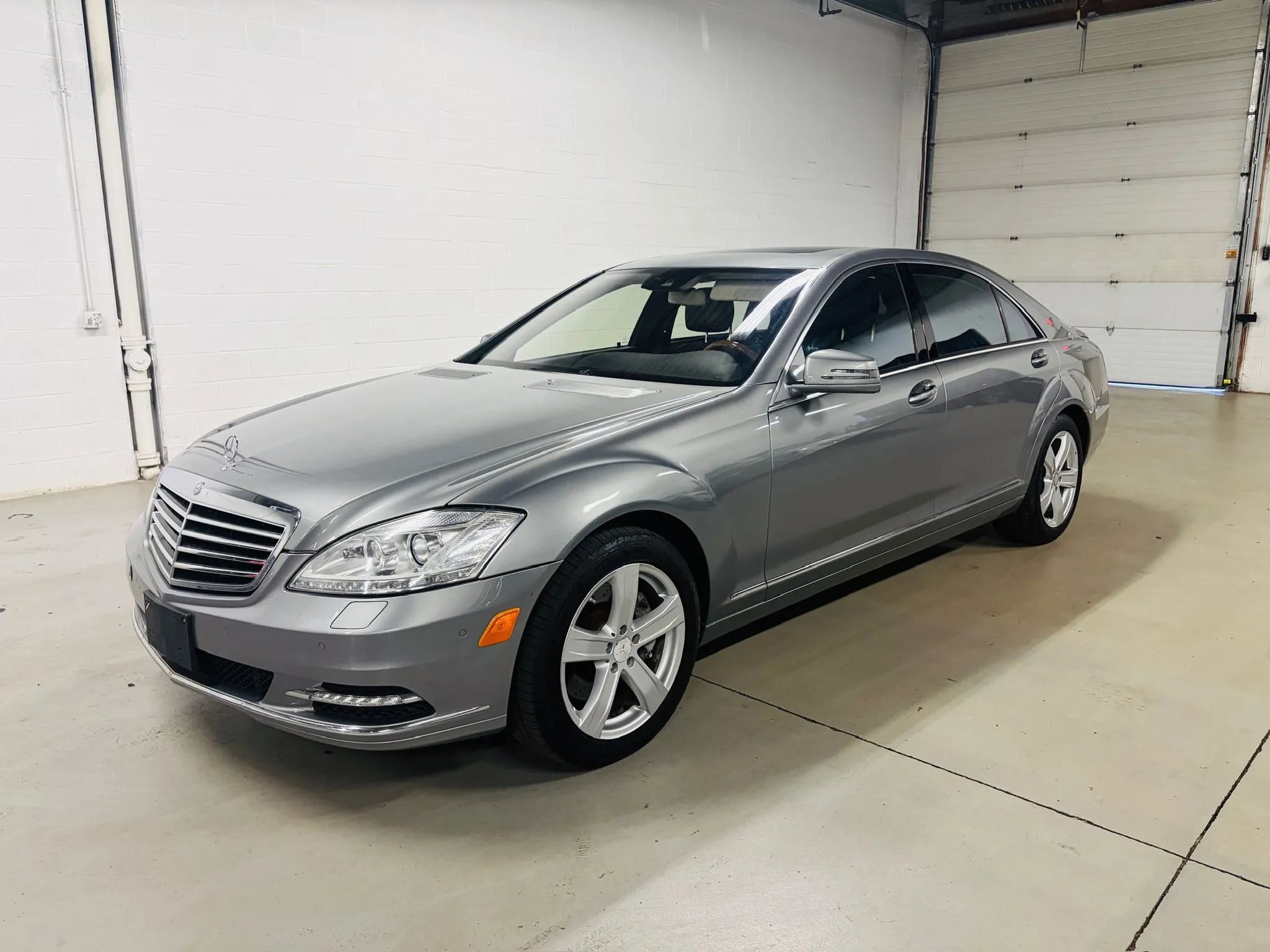 Used 2011 Mercedes-Benz S 550 4MATIC image 2