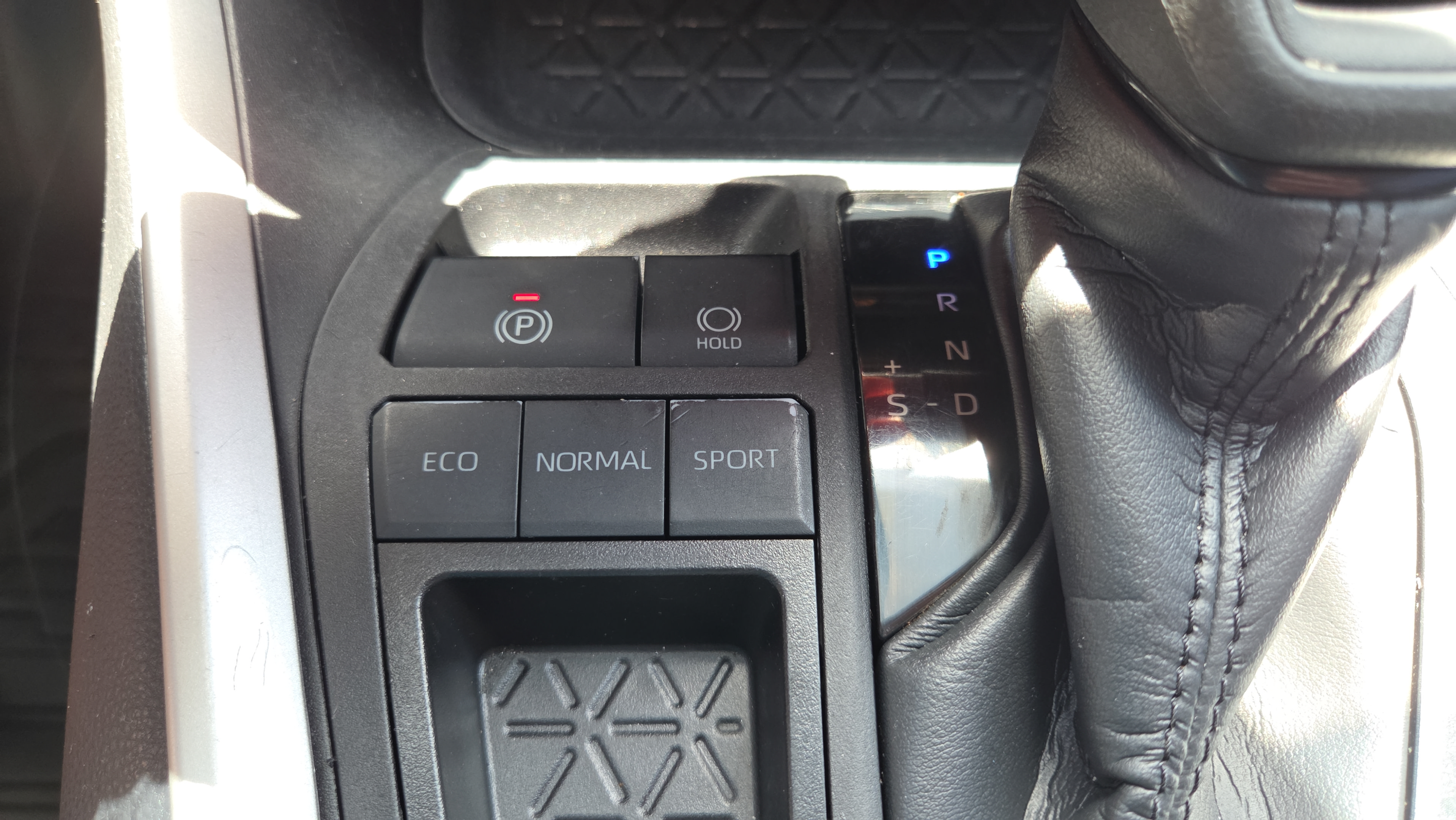 Used 2023 Toyota RAV4 XLE w/ Convenience Package FWD image 23