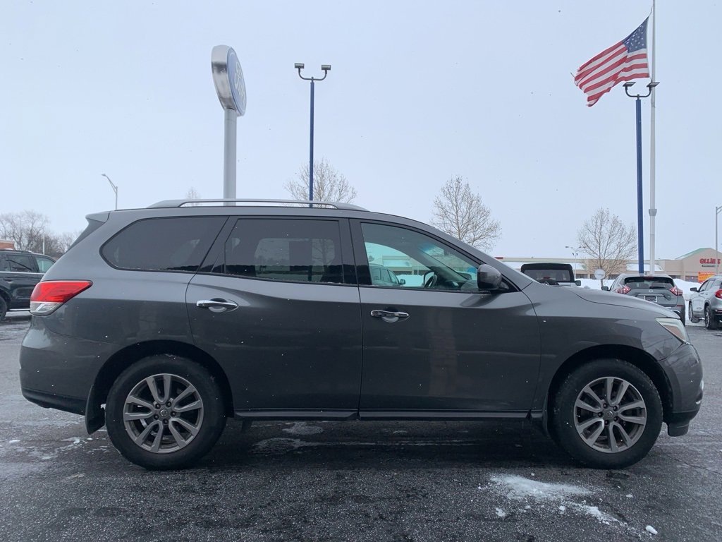 Used 2016 Nissan Pathfinder SV image 2