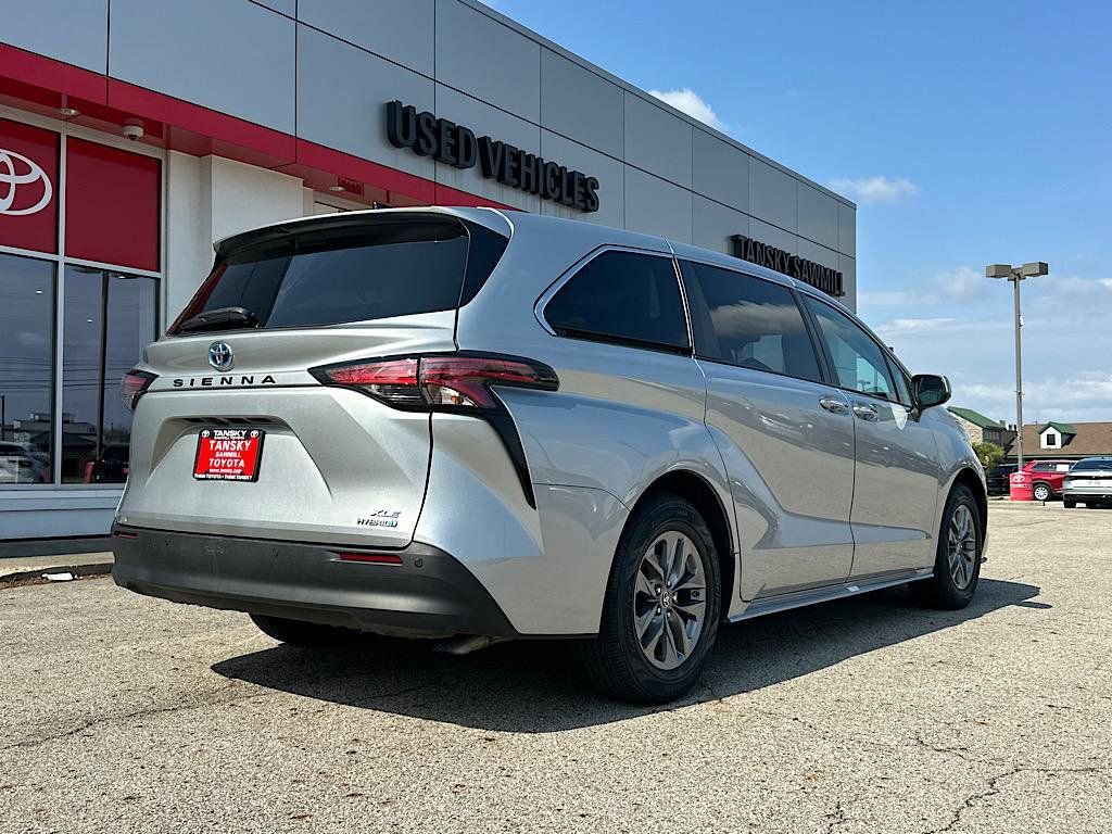 Certified 2022 Toyota Sienna XLE image 5
