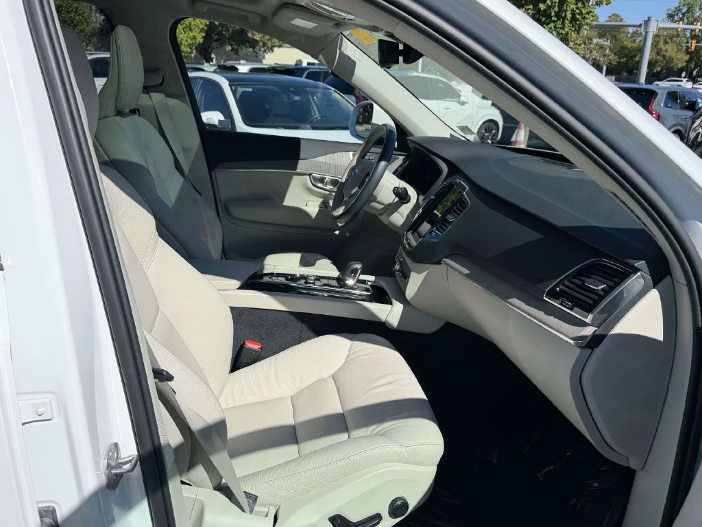 Used 2024 Volvo XC90 T8 Plus w/ Protection Package Premier AWD/4WD image 12