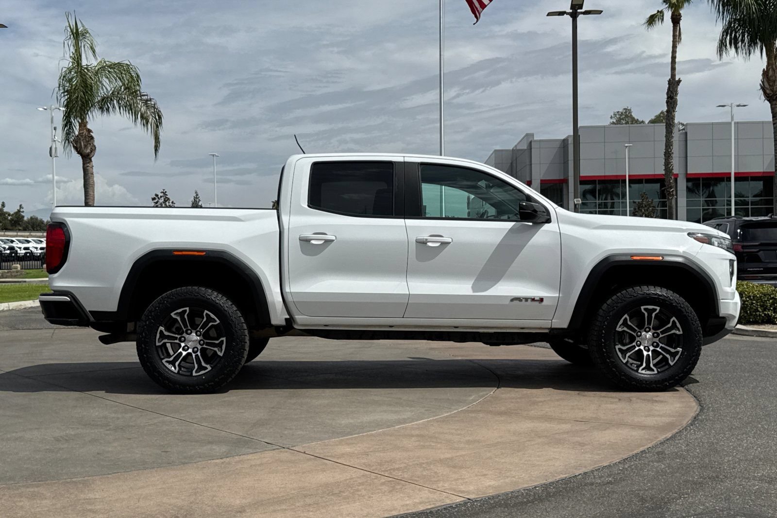 Certified 2023 GMC Canyon AT4 w/ AT4 Premium Package AWD/4WD image 3