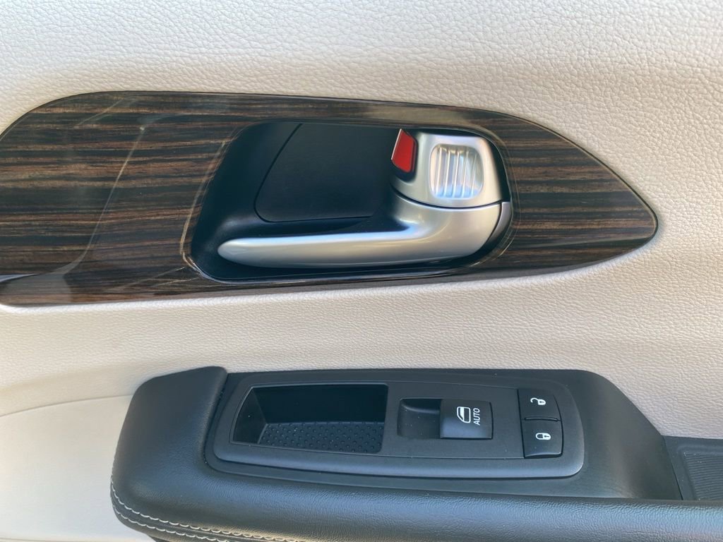 Used 2024 Chrysler Pacifica Limited image 11