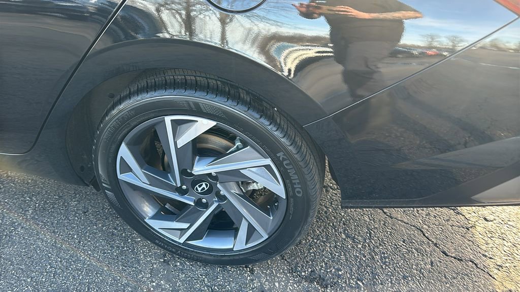 Used 2025 Hyundai Elantra Limited FWD image 9