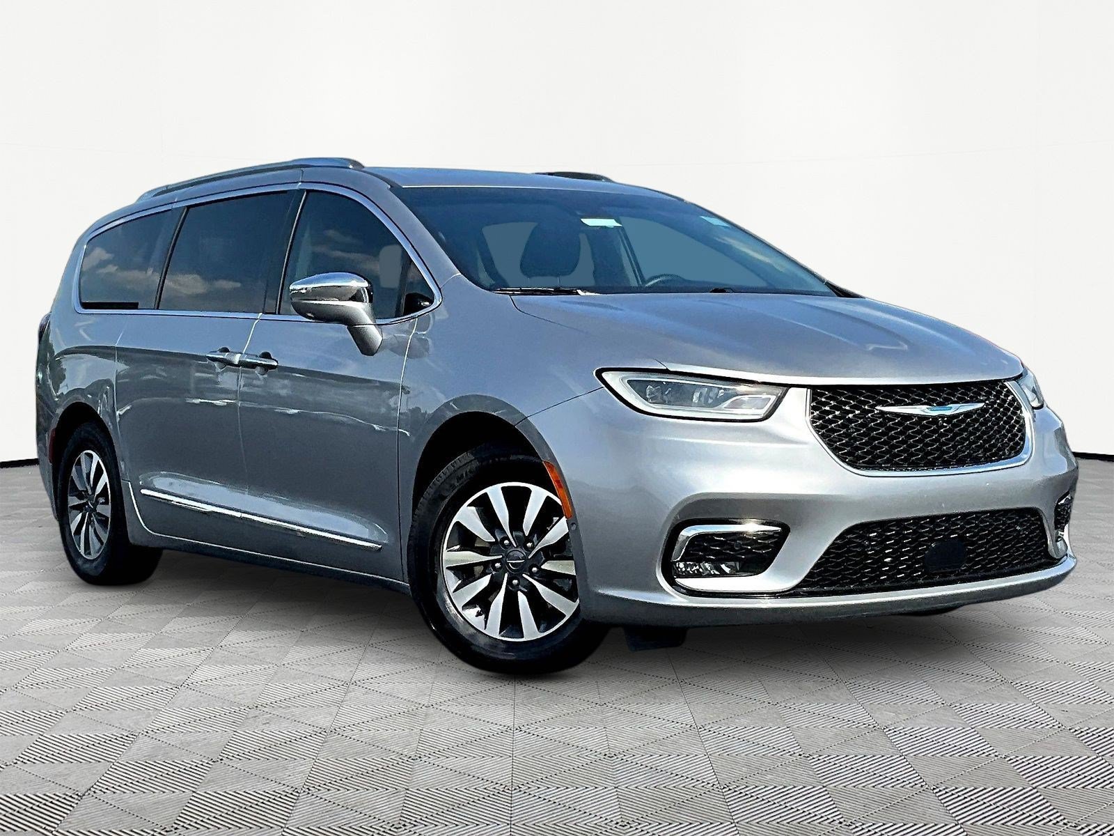 Used 2021 Chrysler Pacifica Limited w/ Uconnect Theater Family Group FWD image 3