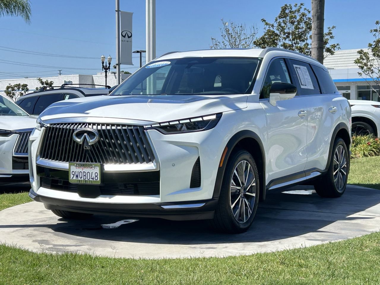 Certified 2026 INFINITI QX60 Luxe w/ Cargo Package FWD image 1