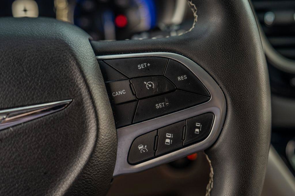 Used 2024 Chrysler Pacifica Touring-L FWD image 34