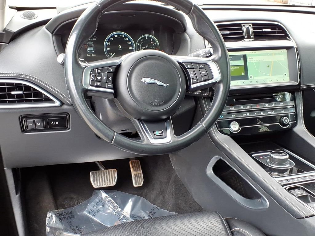 Used 2017 Jaguar F-PACE R-Sport image 16