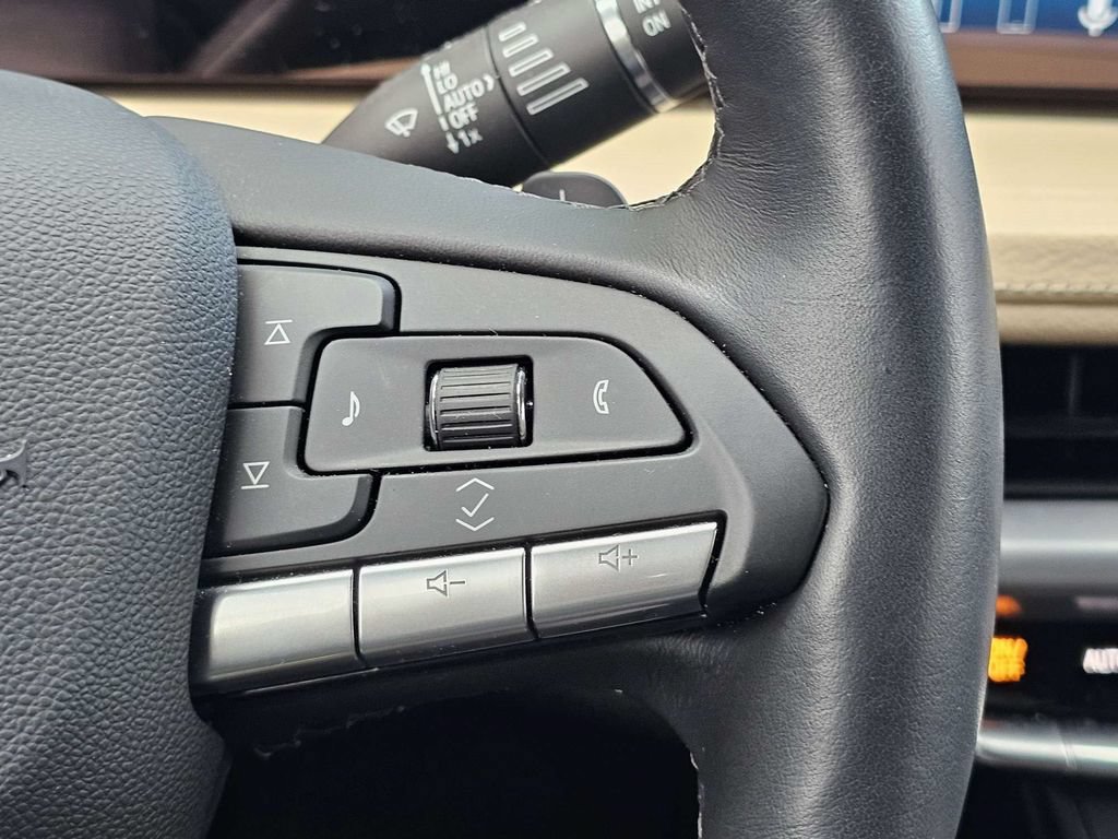 Used 2025 Cadillac XT4 Premium Luxury FWD image 25