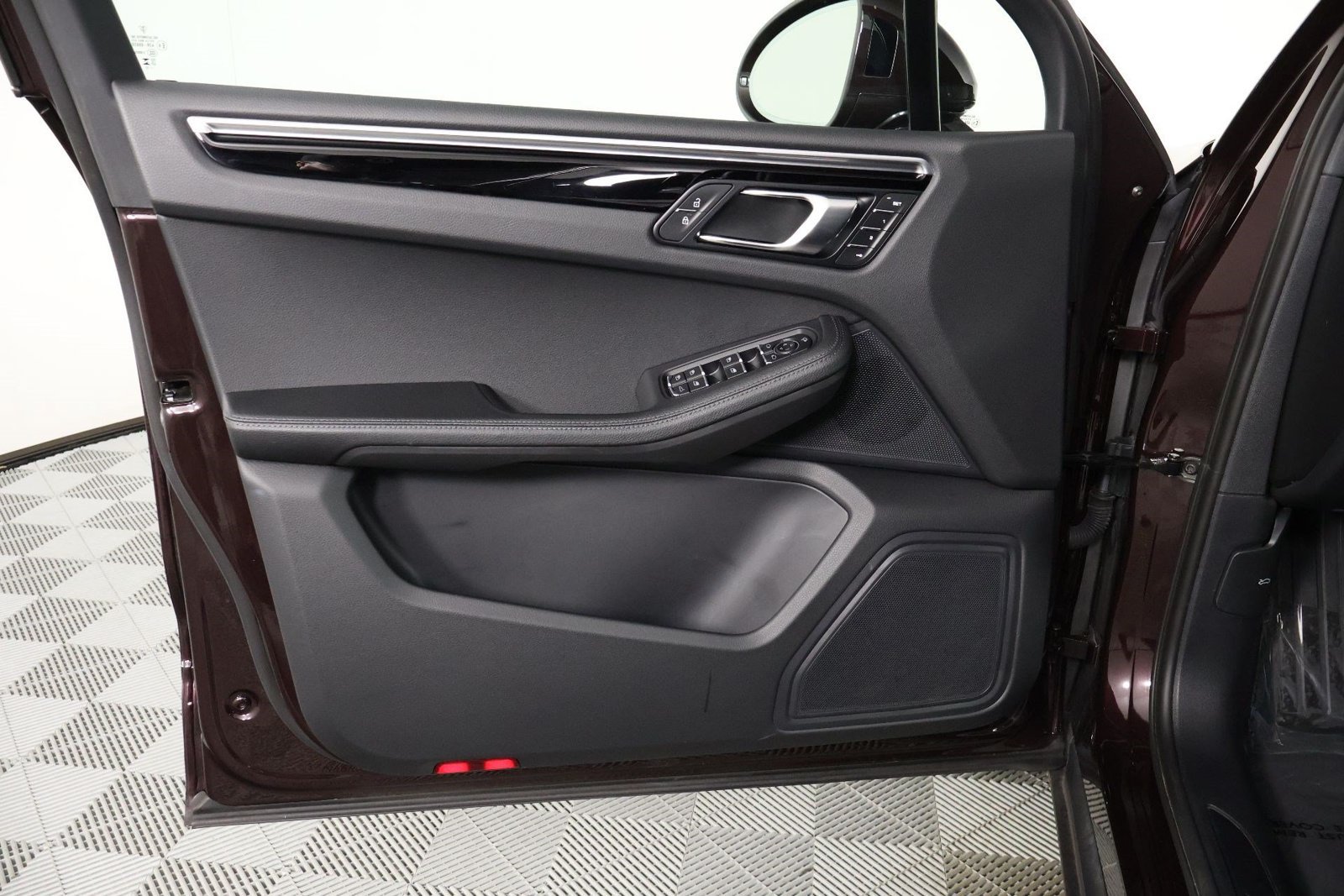 Certified 2023 Porsche Macan AWD/4WD image 20