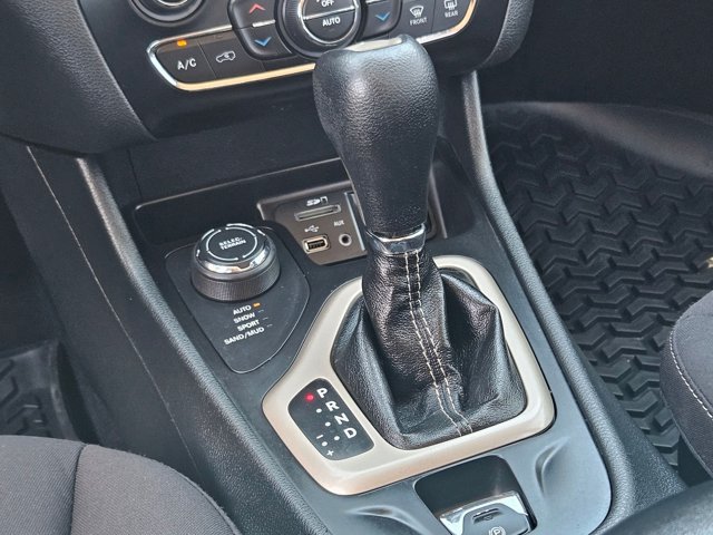 Used 2015 Jeep Cherokee Latitude w/ Comfort/Convenience Group AWD/4WD image 19