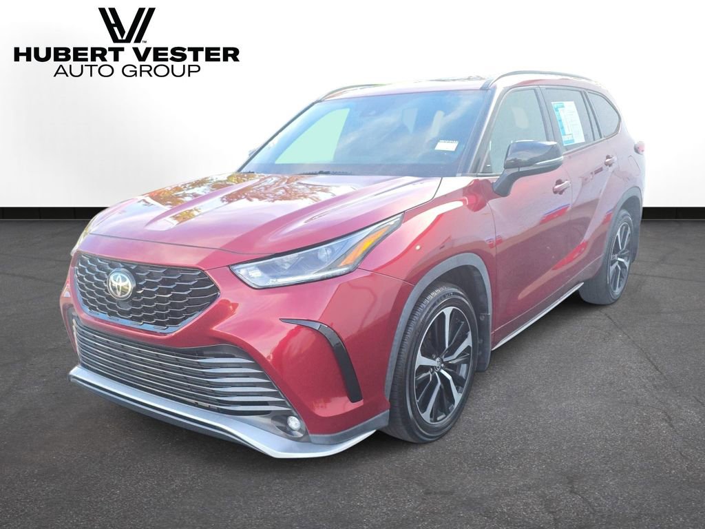 Used 2021 Toyota Highlander XSE FWD image 2