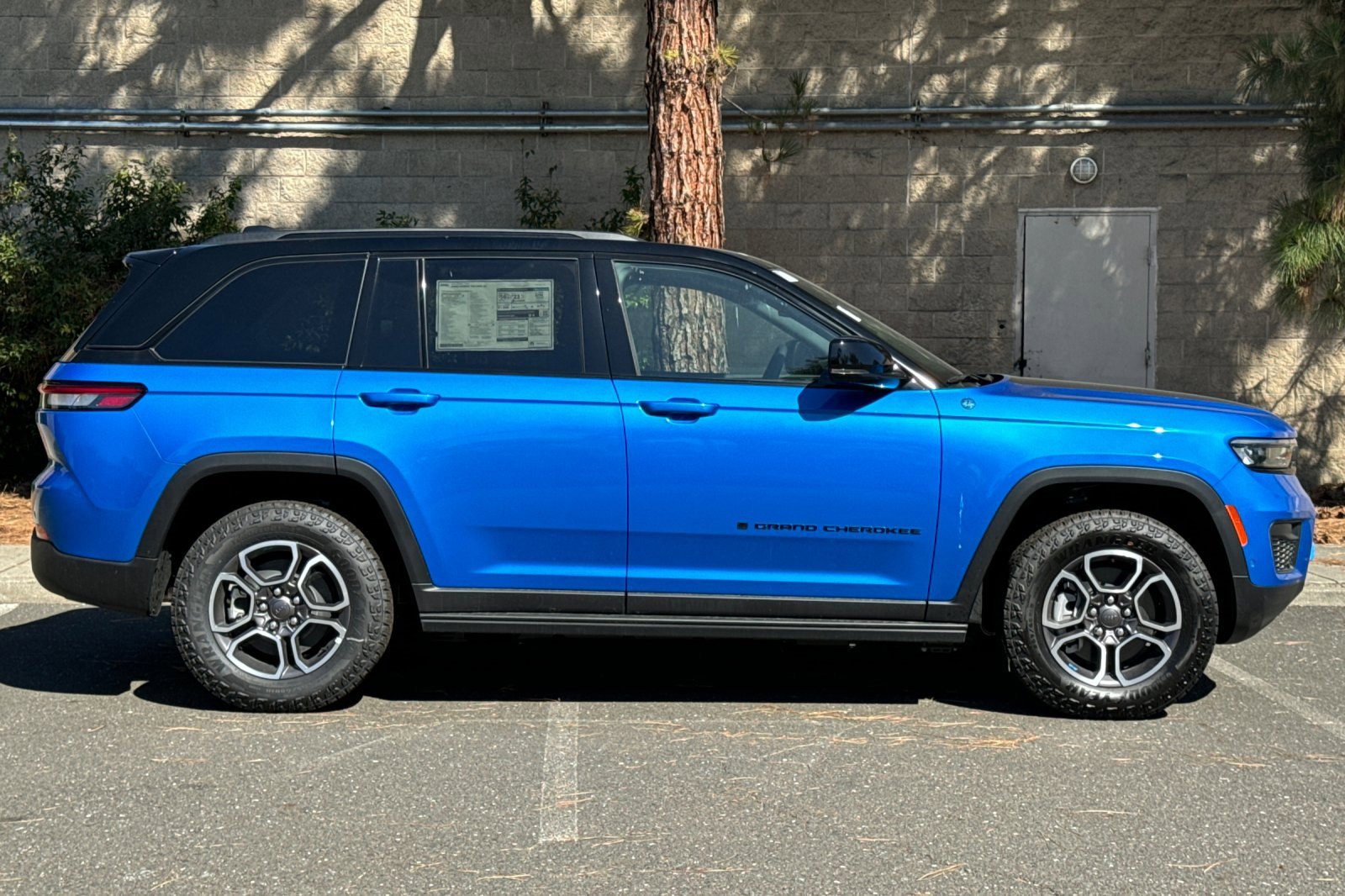 New 2023 Jeep Grand Cherokee Trailhawk w/ Advanced Protech Group II image 2