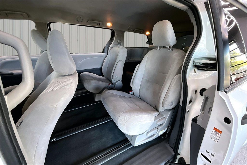 Used 2020 Toyota Sienna L FWD image 21