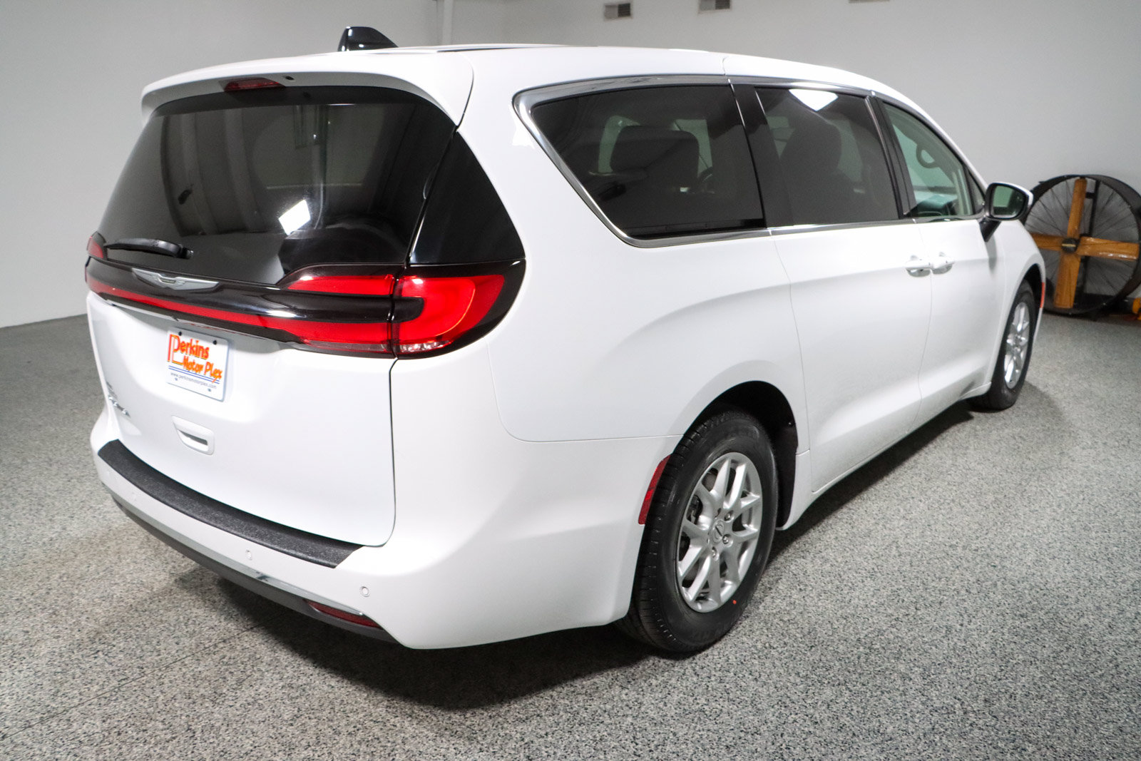 Used 2023 Chrysler Pacifica Touring-L FWD image 7