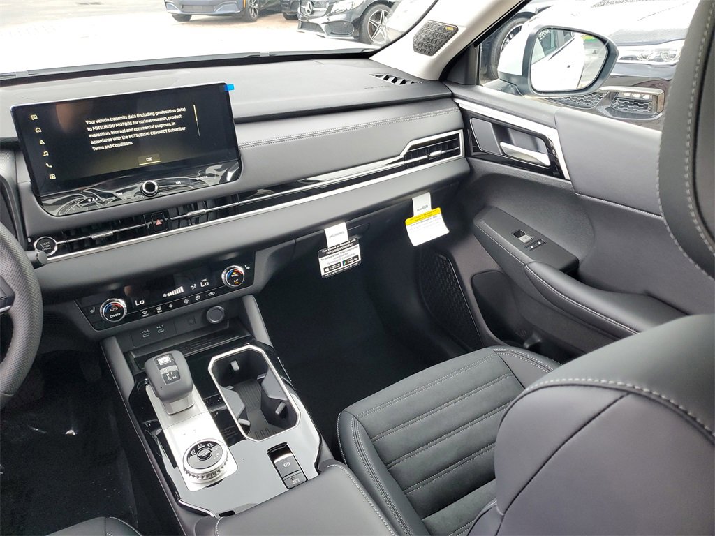New 2025 Mitsubishi Outlander SE image 17