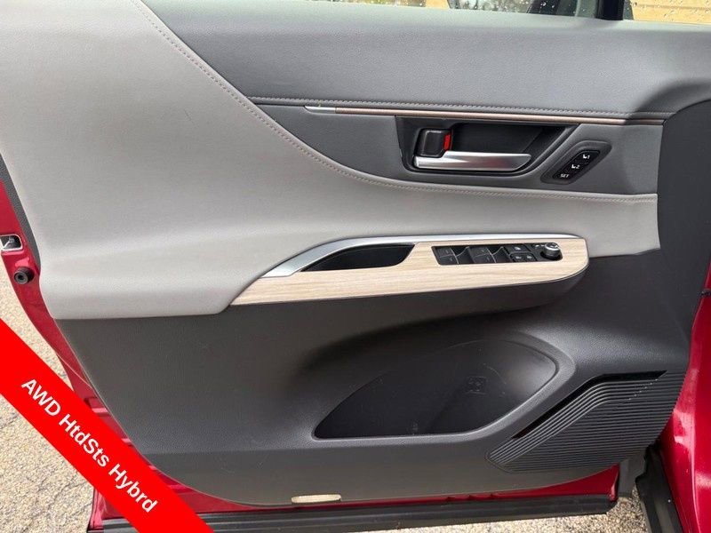 Used 2022 Toyota Venza XLE image 19