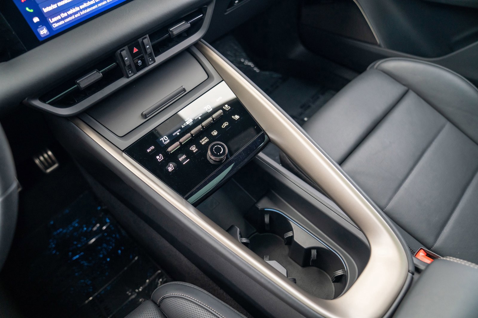 Certified 2025 Porsche Macan Turbo Electric AWD/4WD image 21