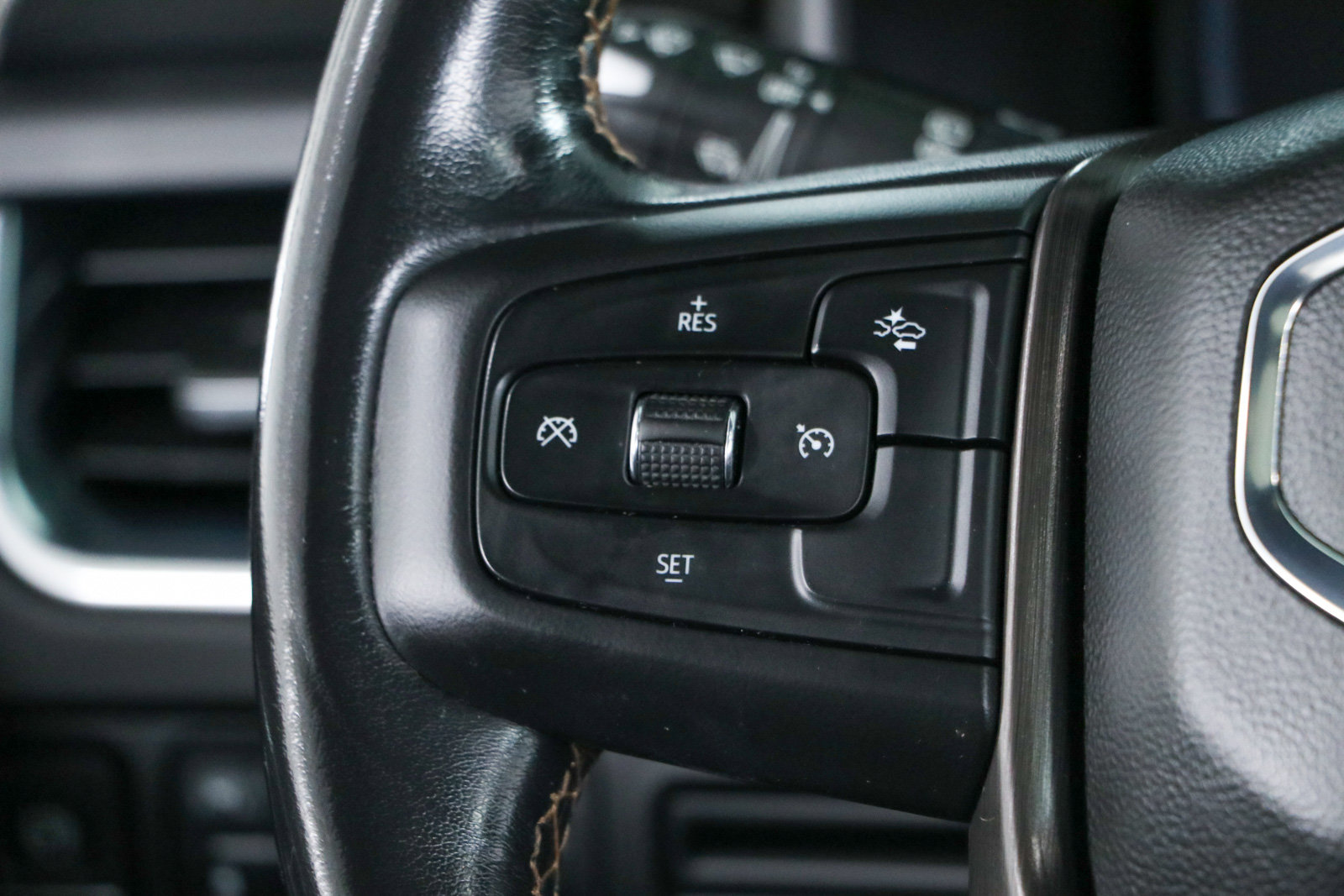 Used 2022 GMC Yukon AT4 AWD/4WD image 14